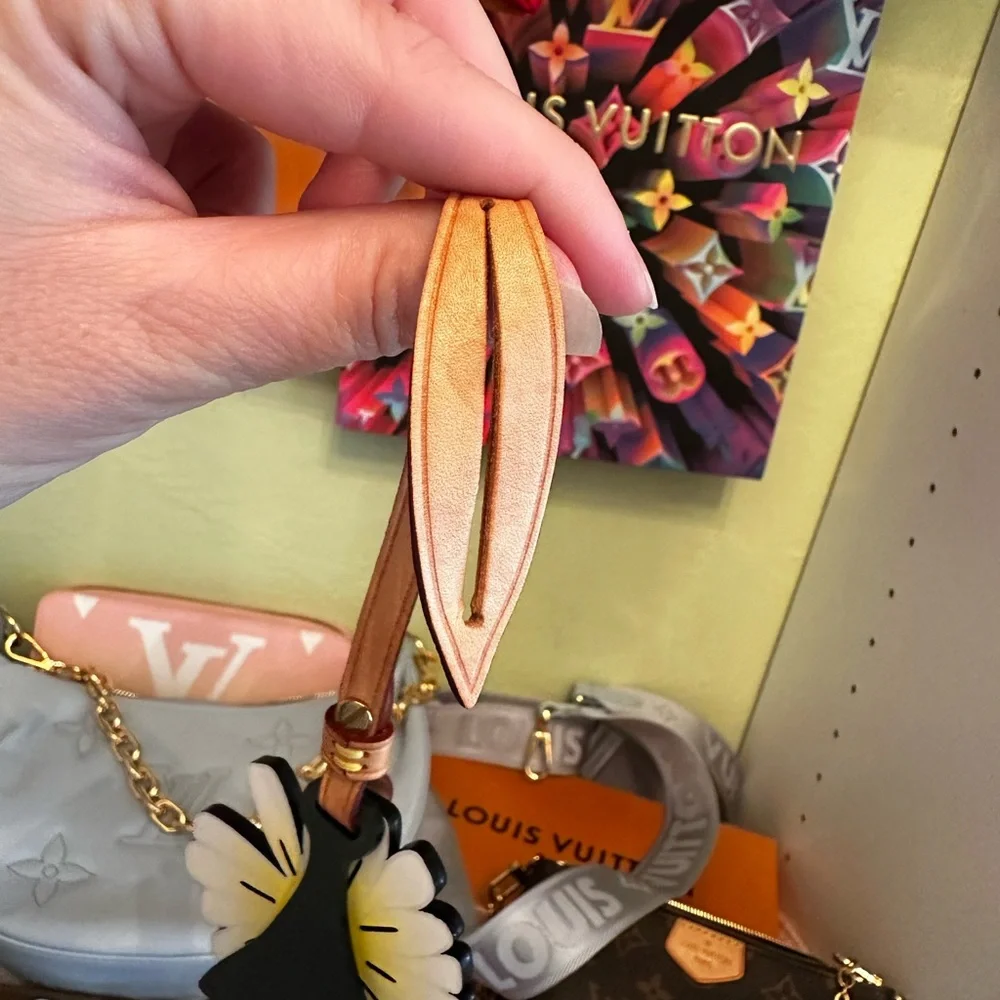 SOLD❤️Authentic Louis Vuitton By The Pool Leather Flower Bag Charm - Picture 9 of 9